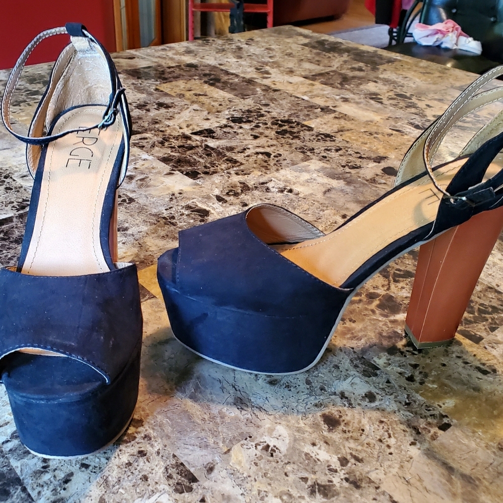 Erge platform sandals